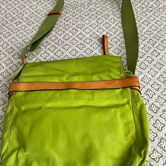 Tumi Crossbody Bag Purse Green Nylon Wide Adjustable Strap Pockets Leather Trim - Picture 2 of 12